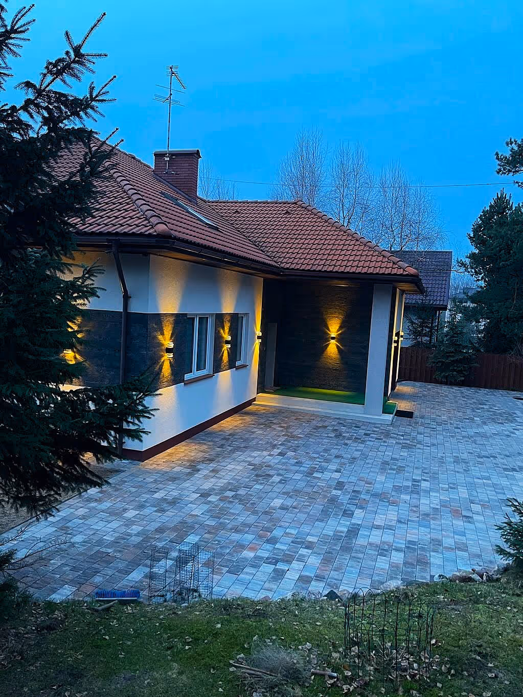 Nowoczesna elewacja domu z elementami minimalistycznego designu – Angelina Stefańska, Polska.