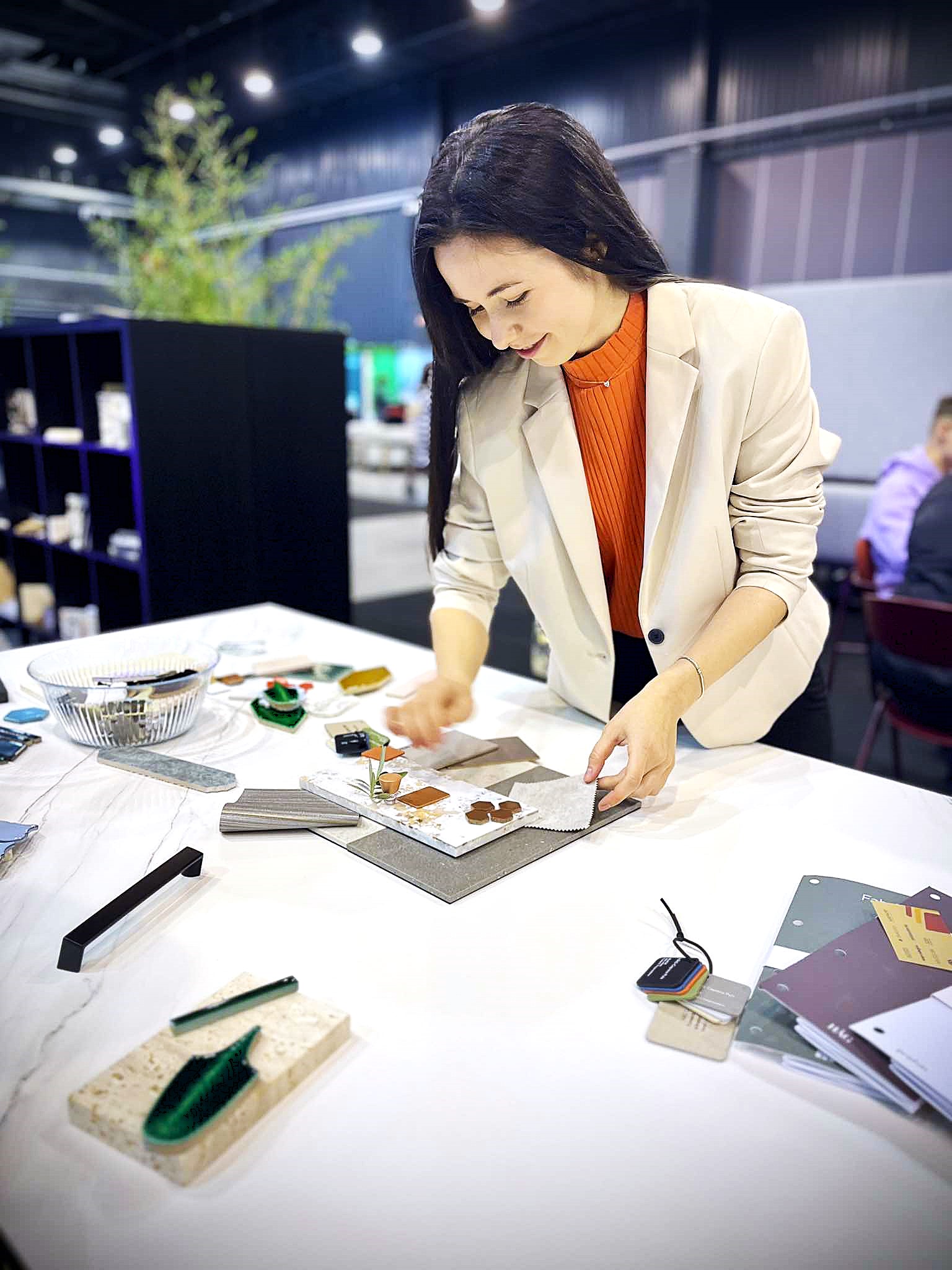 Architekt wnętrz, Projektant wnętrz Anhelina Stefańska na targach KIAF 2024 – lider projektowania wnętrz.