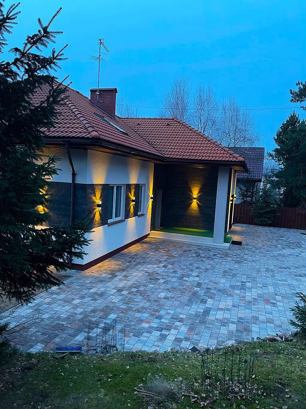 Nowoczesna elewacja domu z elementami minimalistycznego designu – Anhelina Stefańska, Polska.